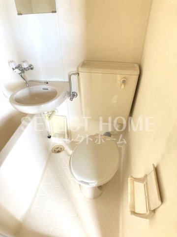 トイレ　落ち着いた色調のトイレです