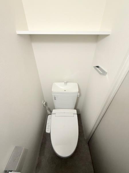 トイレ　落ち着いた色調のトイレです