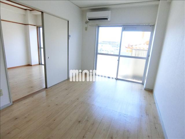 居室・リビング　６帖の洋室