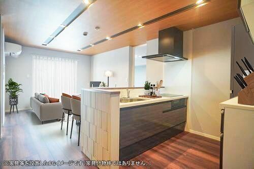 キッチン　家具や車は配置イメージであり、賃貸物件には含まれません