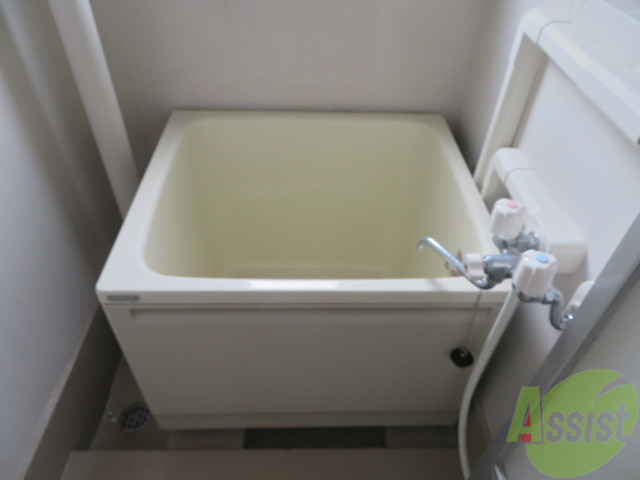 バス・シャワールーム　浴槽は深さがあるので肩まで浸かれそうですね。