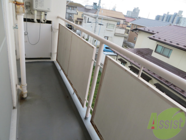 バルコニー　日当たり良好で広々としているので大きな洗濯物も安心ですね。