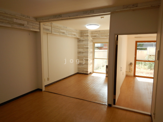 居室・リビング　リフォーム済みの内装が素敵です。