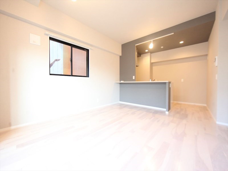 居室・リビング　ＬＤＫ14.92帖　カウンターキッチン　2面採光　バルコニー