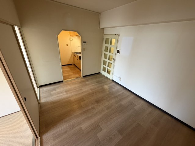 居室・リビング　こちらの居間で趣味の時間をお楽しみください