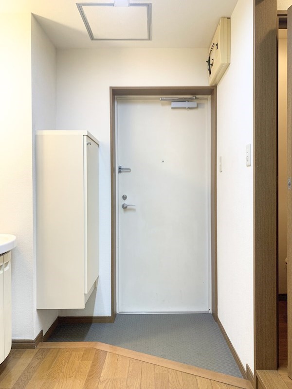 玄関　同タイプ別部屋参考写真、左右反転あり