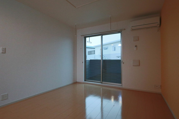 居室・リビング　同じ建物の別のお部屋