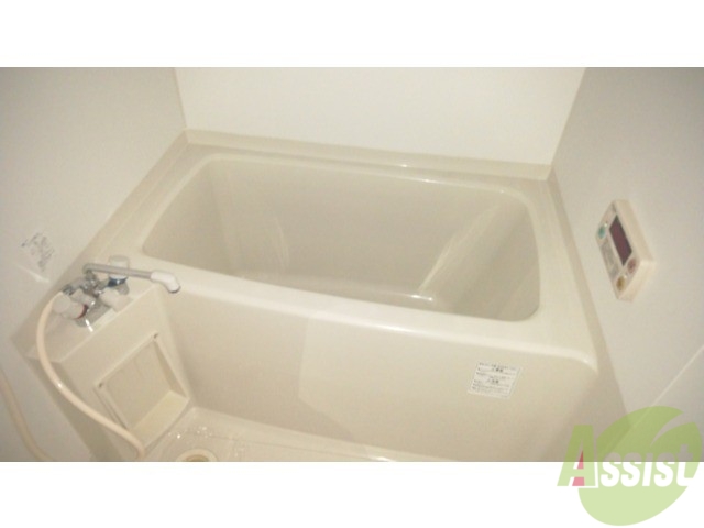 バス・シャワールーム　バスルームは狭すぎずゆったりと過ごせそうです。