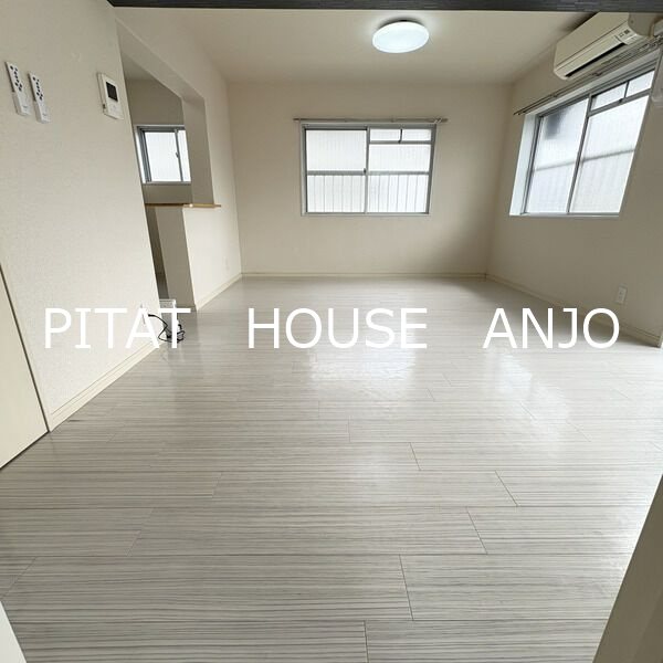 居室・リビング　同物件別部屋