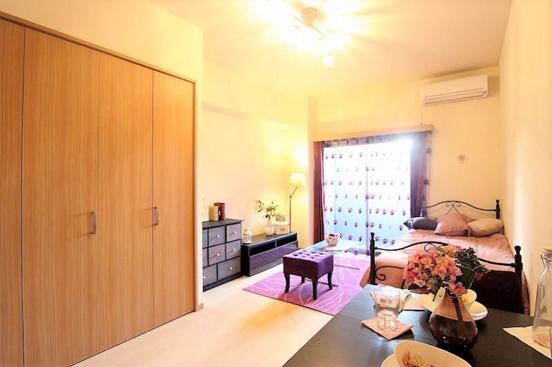 居室・リビング　縦に長く、家具の配置がしやすいお部屋。窓も大きくて明るい。