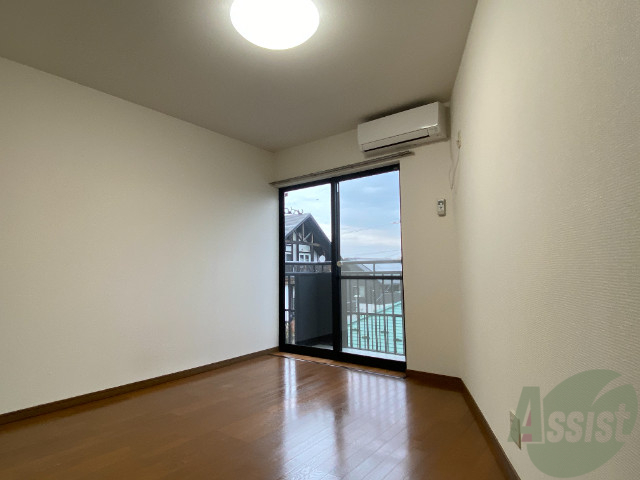 居室・リビング　８帖の洋室です。広々として、きれいですね。