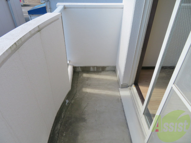 バルコニー　バルコニーは幅があり、広い印象を受けました。