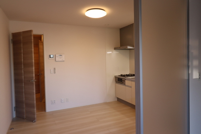 居室・リビング　洋室からリビングへ