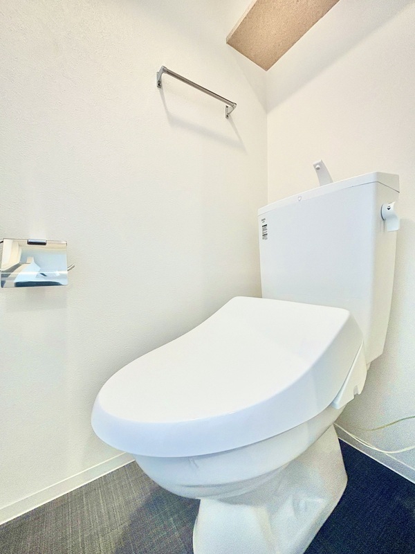 トイレ　白基調で清潔感のある空間