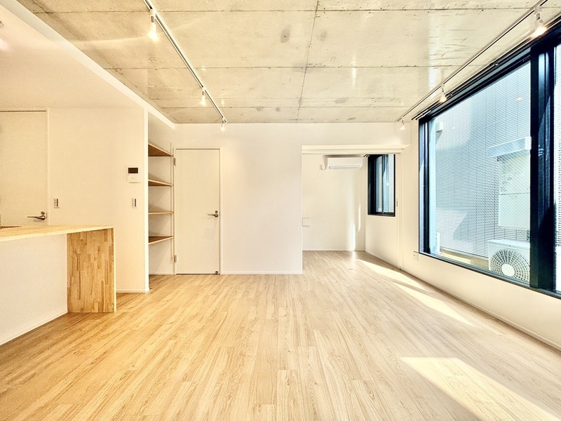 居室・リビング　大きな窓が開放的