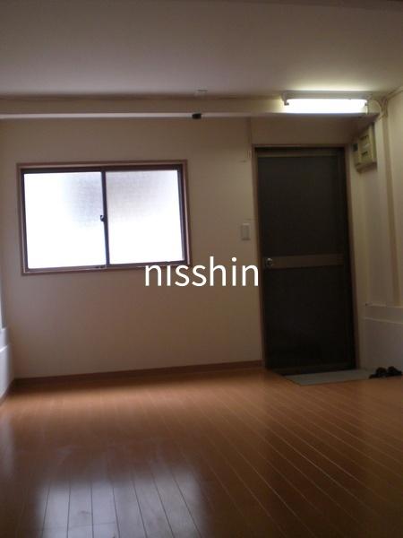 玄関　1階の洋室です