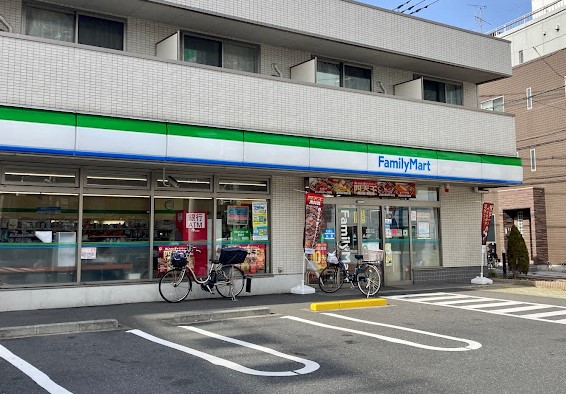 コンビニ　ファミリーマート 東大井三丁目店（コンビニ）まで300m