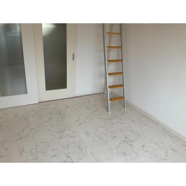 その他部屋・スペース　落ち着いた色調の寝室です