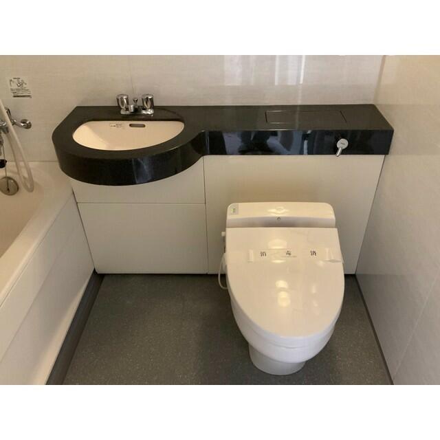 トイレ　落ち着いた色調のトイレです