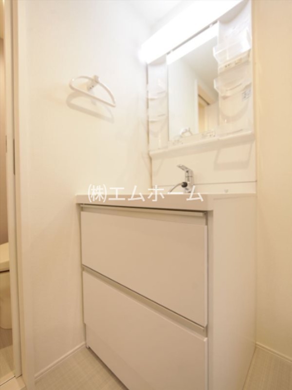 洗面設備　脱衣所　独立洗面台（シャンプードレッサー付）収納スペース有