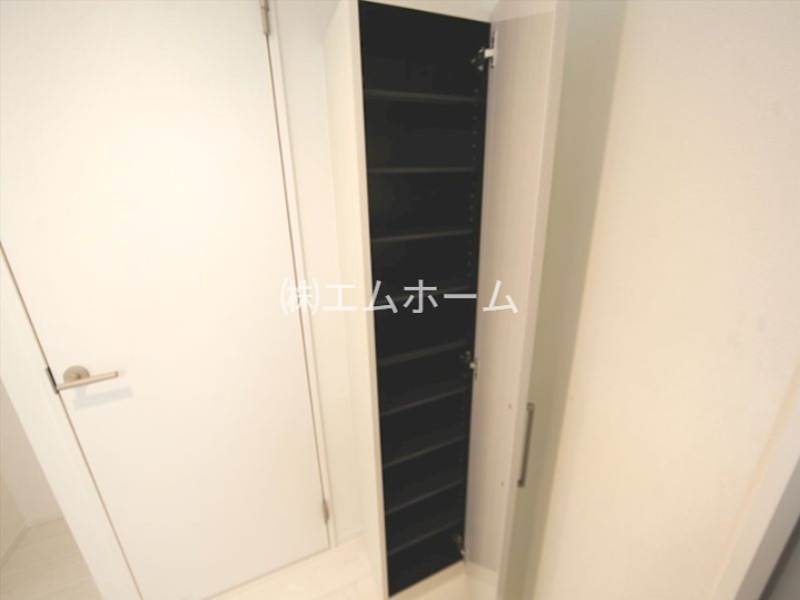 玄関　玄関　シューズボックス付（収納充実してます）