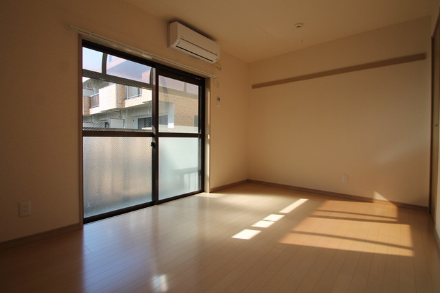 居室・リビング　明るい洋室☆エアコン付です