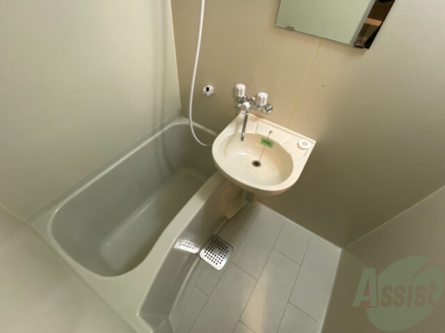 バス・シャワールーム　浴室は１人暮らしにピッタリのサイズ感ですね。