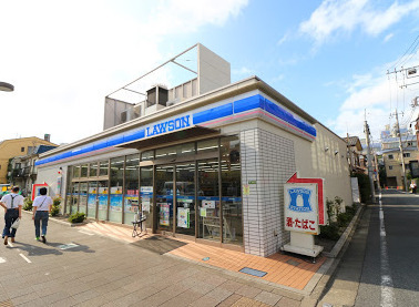コンビニ　ファミリーマート三軒茶屋一丁目店（コンビニ）まで389m