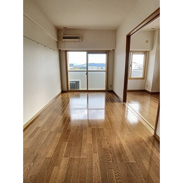 居室・リビング　角部屋で明るく風通しの良いお部屋♪