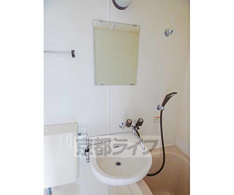 洗面設備　綺麗な洗面台です。