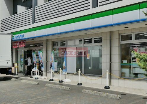 コンビニ　ファミリーマート横浜子安通三丁目店（コンビニ）まで650m
