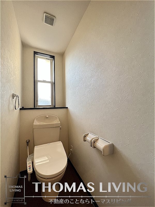 トイレ　小窓があり換気がしやすいです。