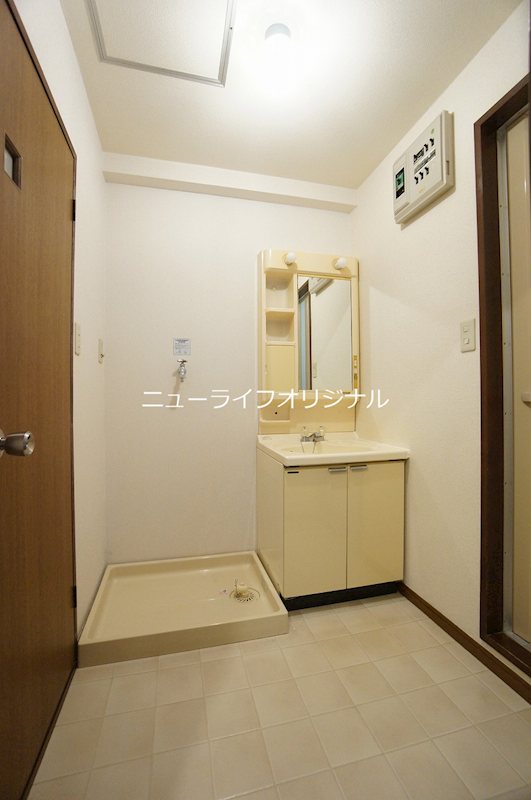 洗面設備　洗濯機置場もスペースが確保されており、使いやすい洗面室です