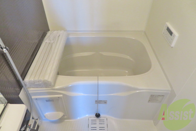 バス・シャワールーム　浴室は追い焚き機能、浴室乾燥機付きです。便利ですね。