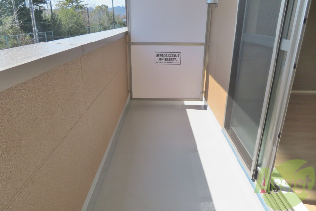 バルコニー　バルコニーは幅も長さも広いので、洗濯物も捗りそうですね。