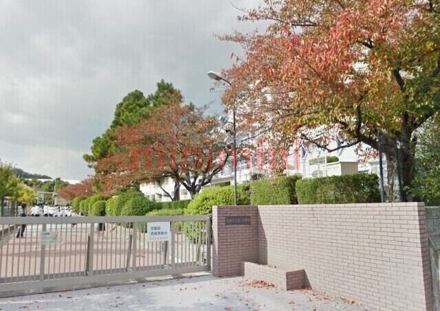 中学校　高槻市立第二中学校（中学校）まで1801m