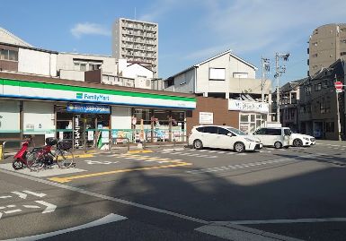 コンビニ　ファミリーマート 西九条三丁目店（コンビニ）まで297m