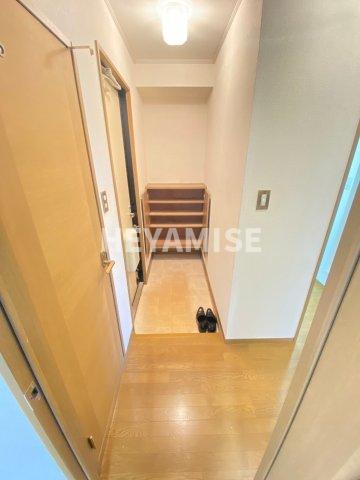 玄関　※同物件別室反転間取りの写真です。※現況を優先します。