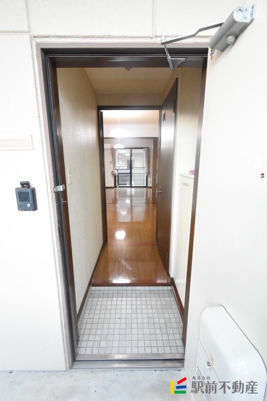 玄関　扉の奥はリビングへ☆