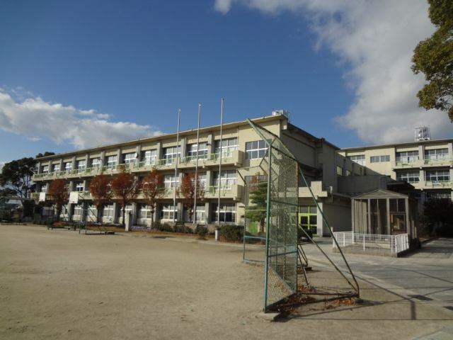 小学校　岡崎市立岡崎小学校（小学校）まで1352m