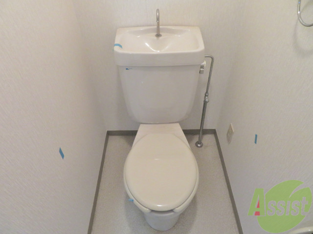 トイレ　トイレはこちらシンプルで清潔感がありますね