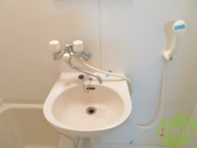 洗面設備　洗面台はコンパクトですが朝の支度には助かりますね