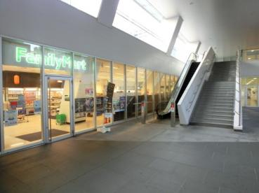 コンビニ　ファミリーマート山野学苑店（コンビニ）まで7m