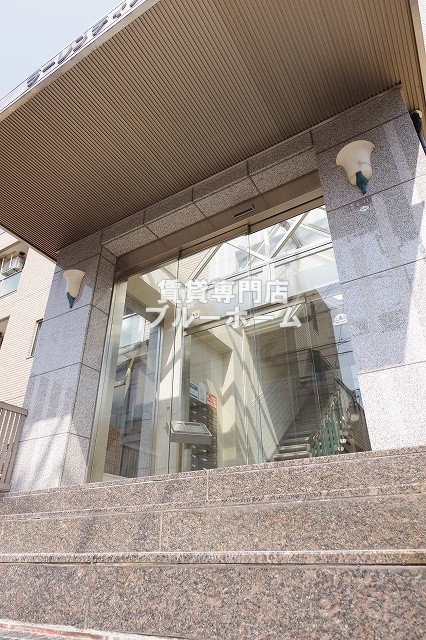 建物外観　ガラス張りでおしゃれな外観！