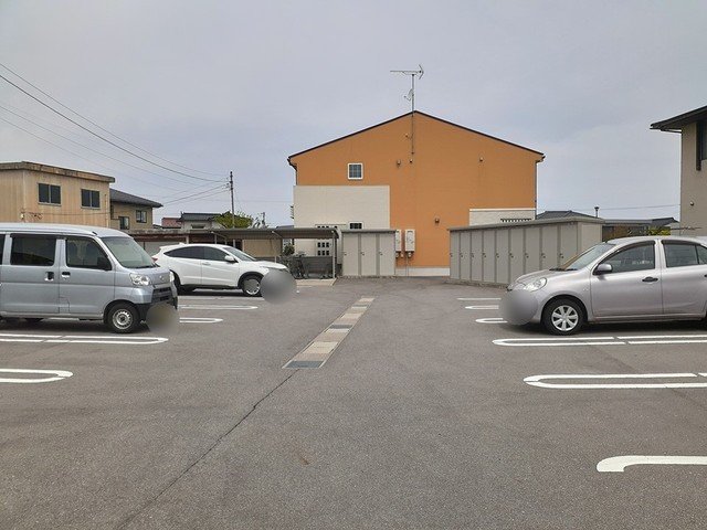 駐車場　駐車場があるので、車を買う予定の方も安心です