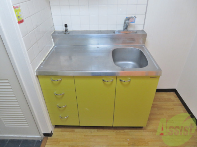 キッチン　キッチンはコンパクトで、一人暮らしにちょうどよいサイズです