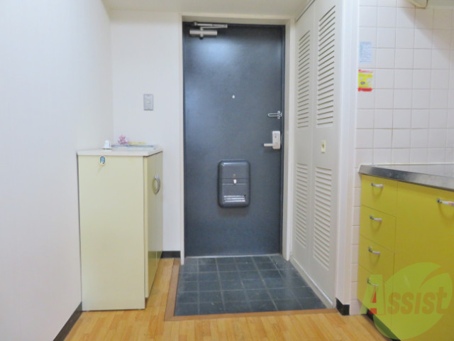 玄関　玄関周りも広く、シューズボックスも用意されております