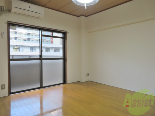 居室・リビング　８帖の広々として使いやすそうなお部屋でございます