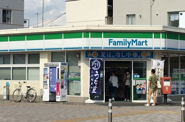 コンビニ　ファミリーマート（コンビニ）まで500m