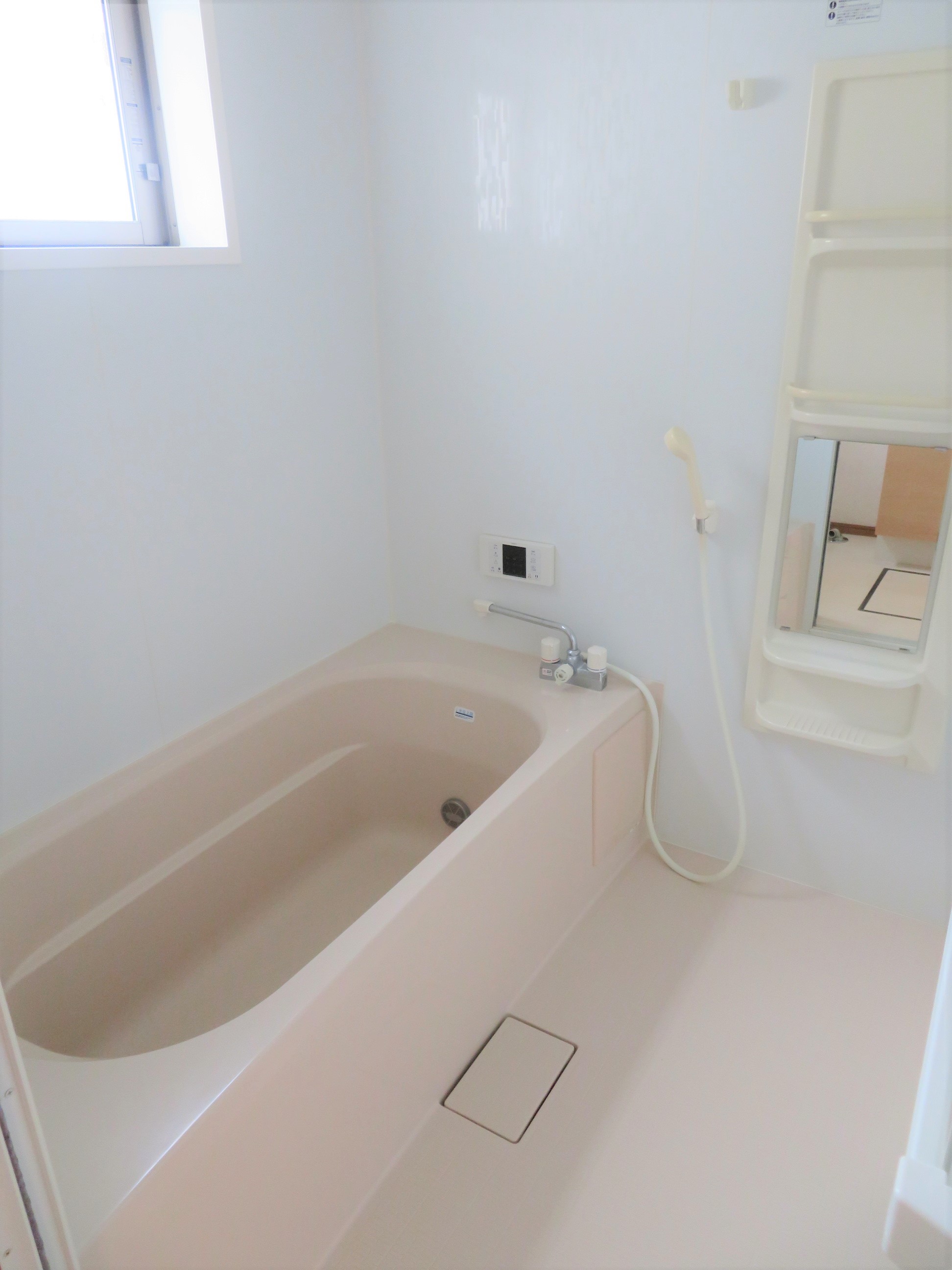 バス・シャワールーム　一坪風呂です！足を伸ばして入浴できます。